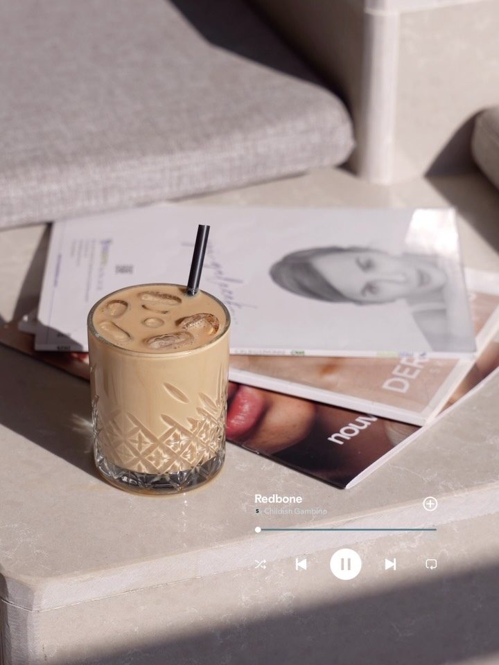 Buzlu latte, dergilerin üzerinde