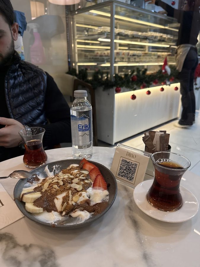Mekânın aydınlatmalı pasta vitrini